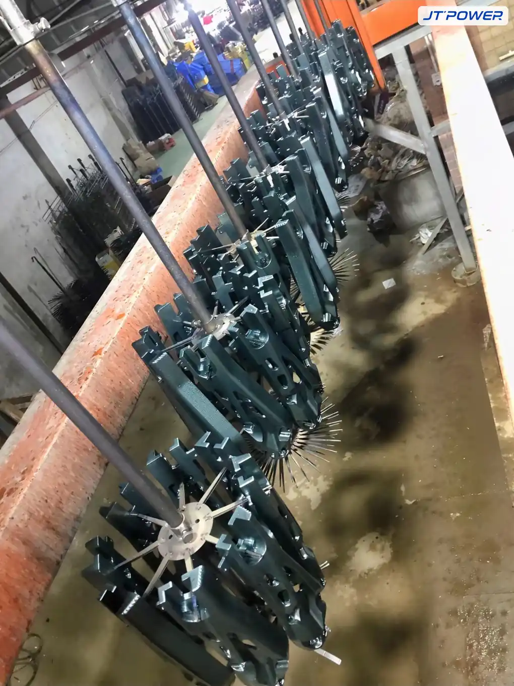 阳极氧化工件挂具下槽(现场实拍)