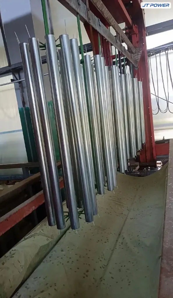 挂镀工件挂具准备入线镀锌（现场实拍）