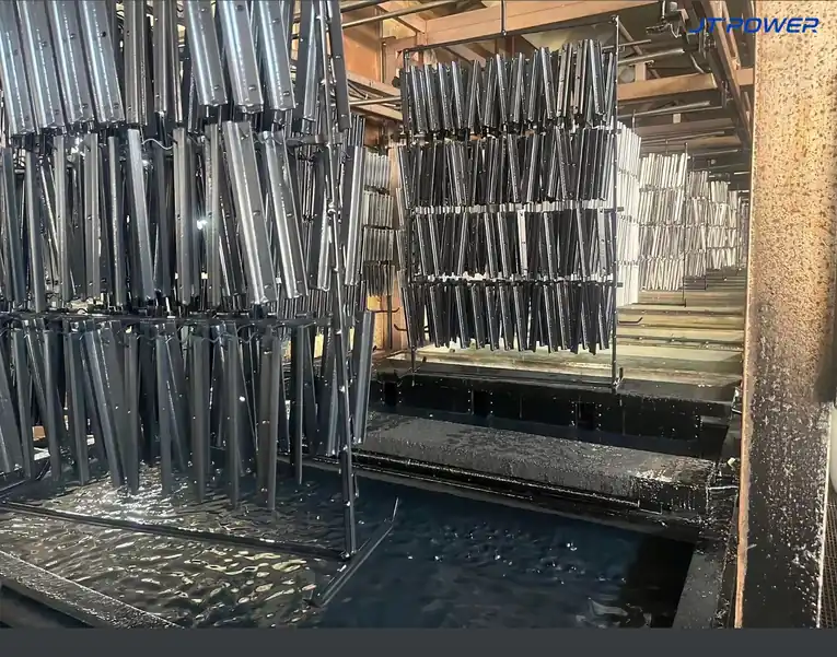 电泳槽与挂具区域的现场照片