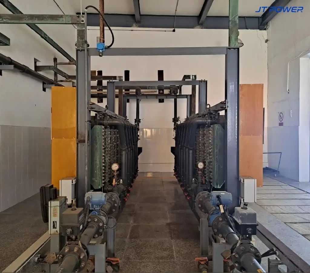 次氯酸钠电解制氯系统现场照片，展示电解装置与整流电源安装