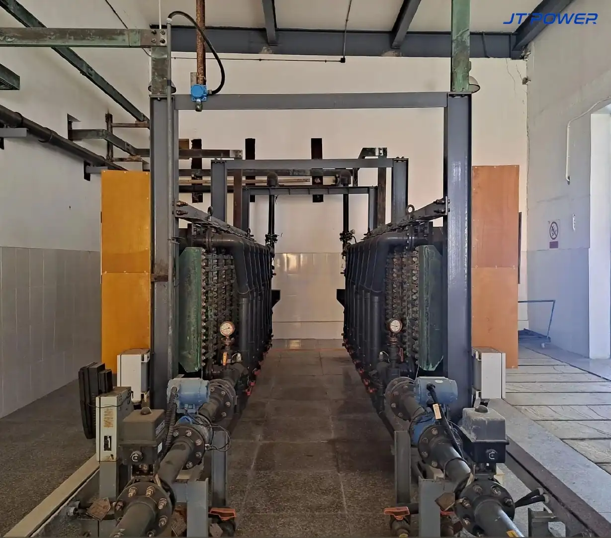 次氯酸钠电解制氯系统现场照片，展示电解装置与整流电源安装